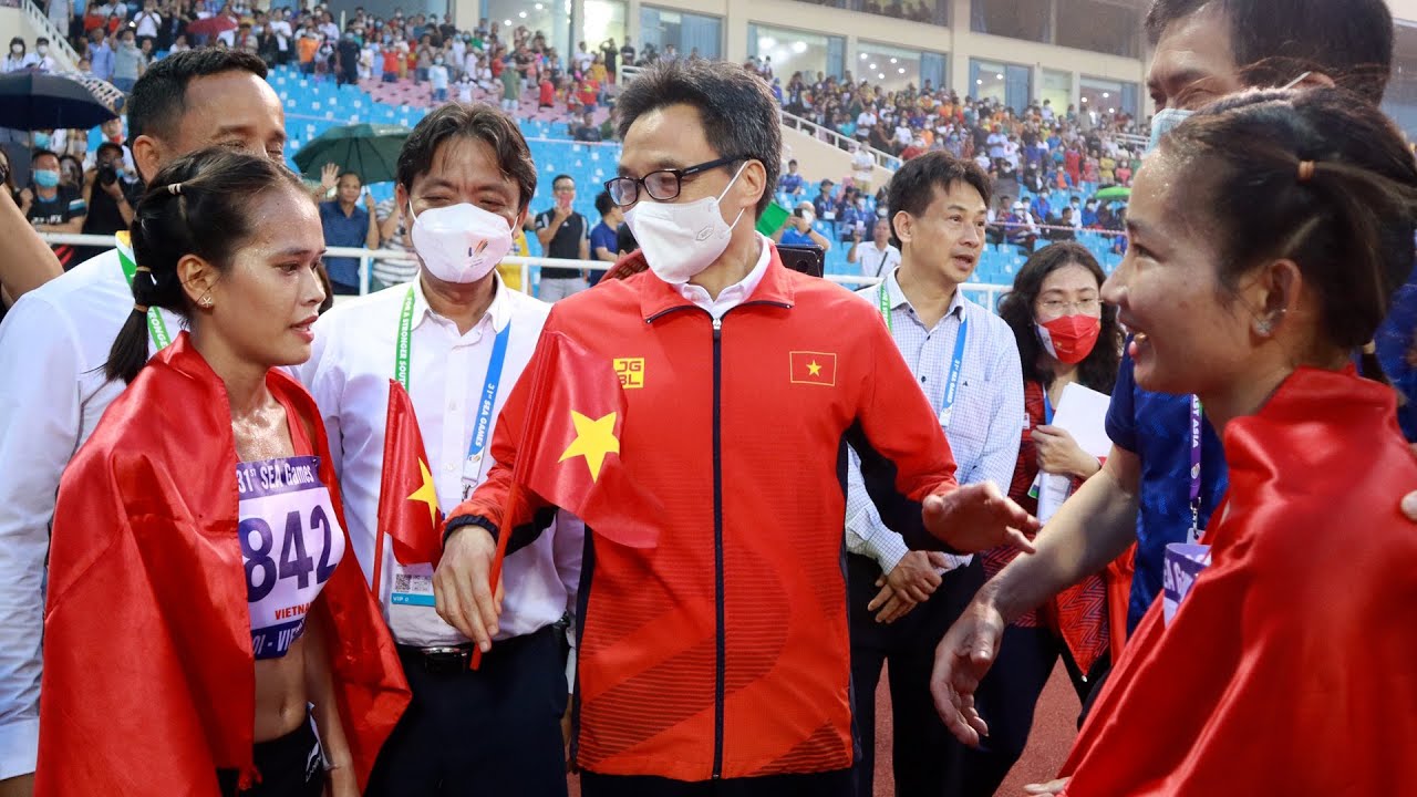 ĐOẠT HCV 5.000m QUÁ ẤN TƯỢNG, NGUYỄN THỊ OANH ĐƯỢC PHÓ THỦ TƯỚNG VŨ ĐỨC ĐAM XUỐNG SÂN CHÚC MỪNG