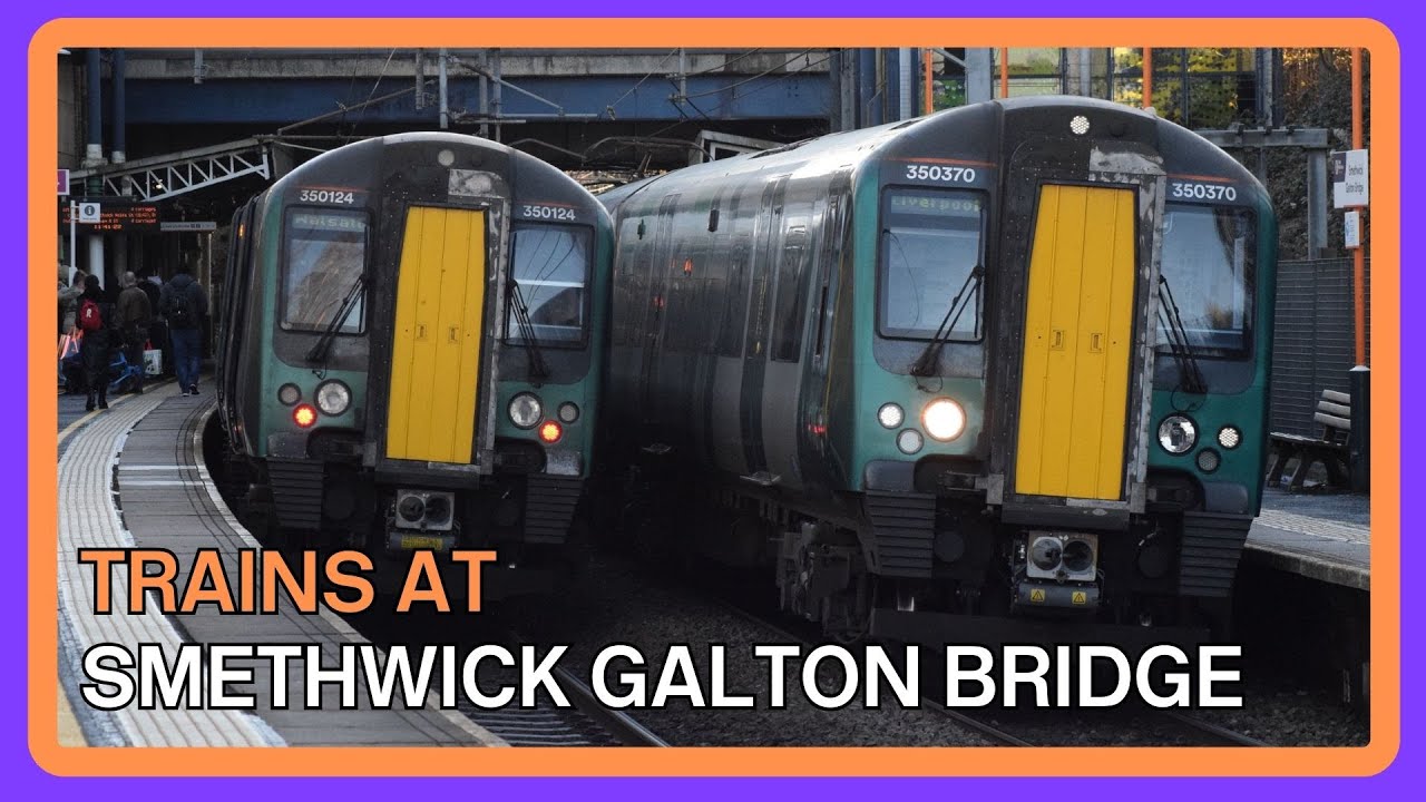 Trains at SMETHWICK GALTON BRIDGE railway station - 16/12/2023