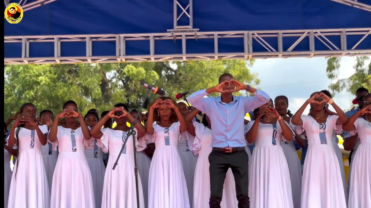 TAZAMA NAMNA SOLOIST ALIVYO SHANGAZA WENGI KATIKA TUKIO LA WAWATA DAR ES SALAAM.