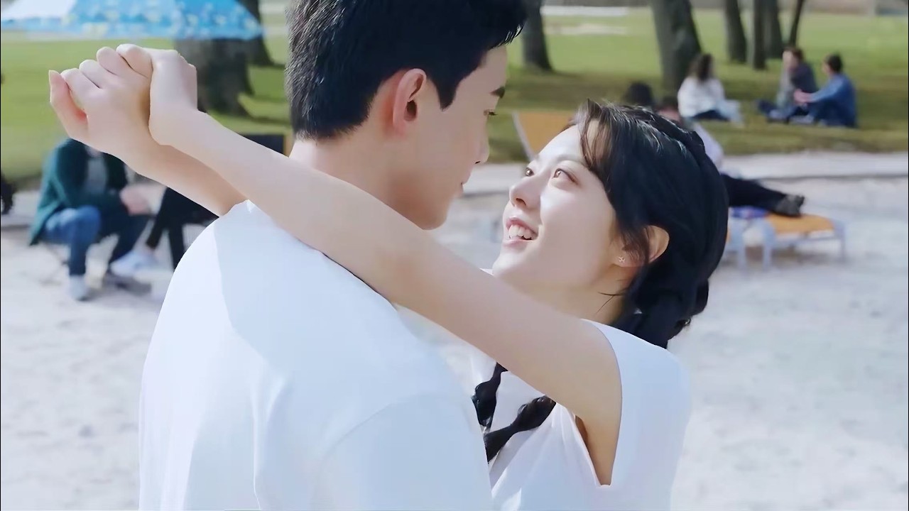 ⛄A young couple enjoys a sweet trip together, kissing on the beach~#love #drama