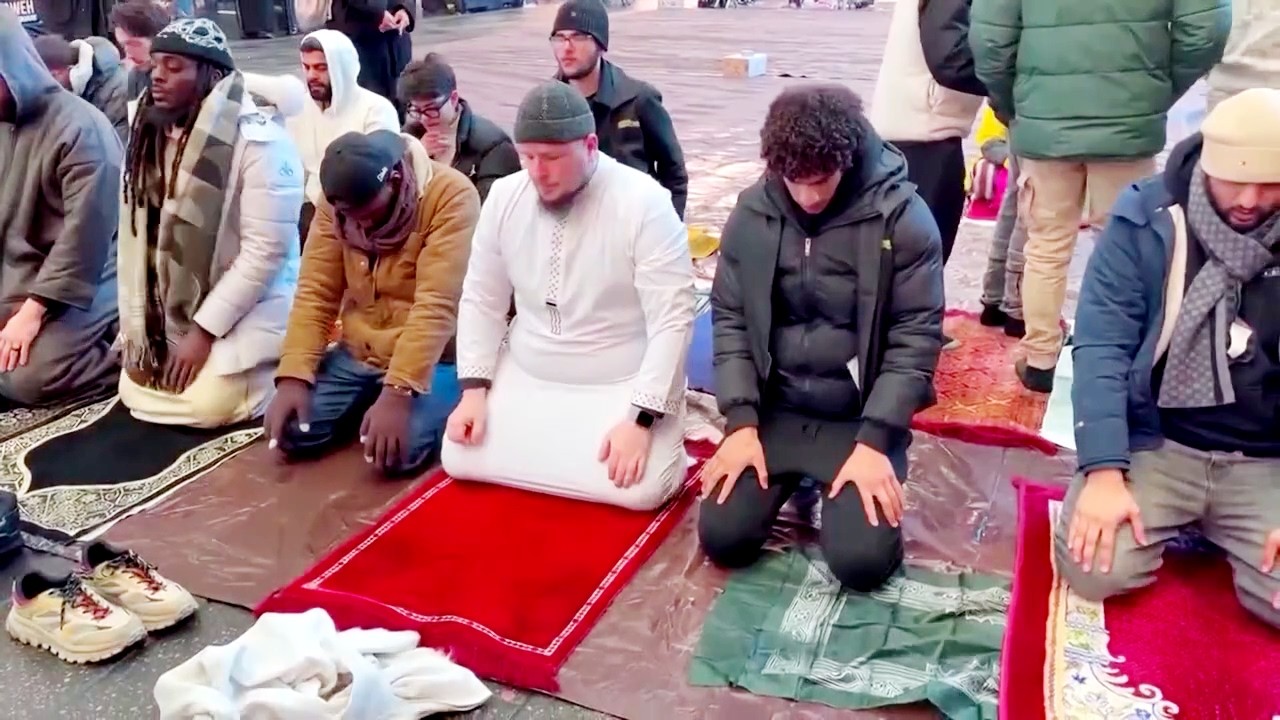 Muslims gather in New York's Times Square for first Tarawih&nbsp;prayers