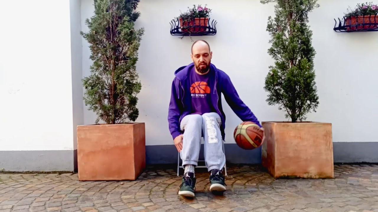 Challenge 1: 30 Sekunden Handwechsel unter den Beinen im Sitzen