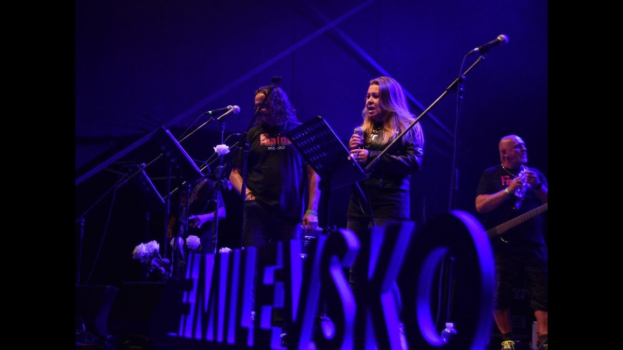 Noc plná světel a cesta do nebe posetá bílými růžemi. Fantom odehrál koncert Pocta Jindrovi