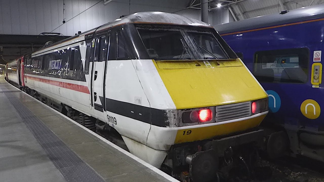 LNER Class 91 91119 leaves Leeds (10/12/20)