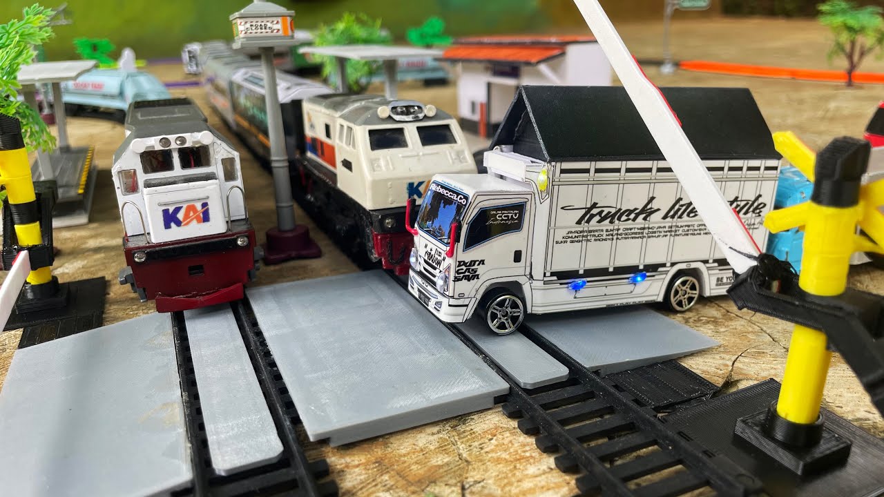 Drama Merakit Mainan Kereta Api CC201,CC203 Anjlok Menabrak Truk Oleng Di Rel Perlintasan Kereta Api