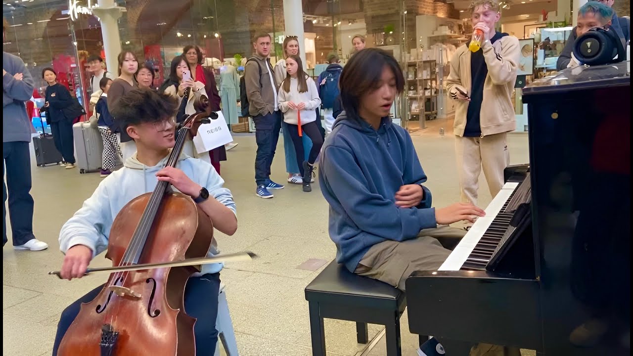 PIRATES OF THE CARIBBIAN PIANO AND CELLO PERFORMANCE IN LONDON ST PANCRAS (MASSIVE CROWD)