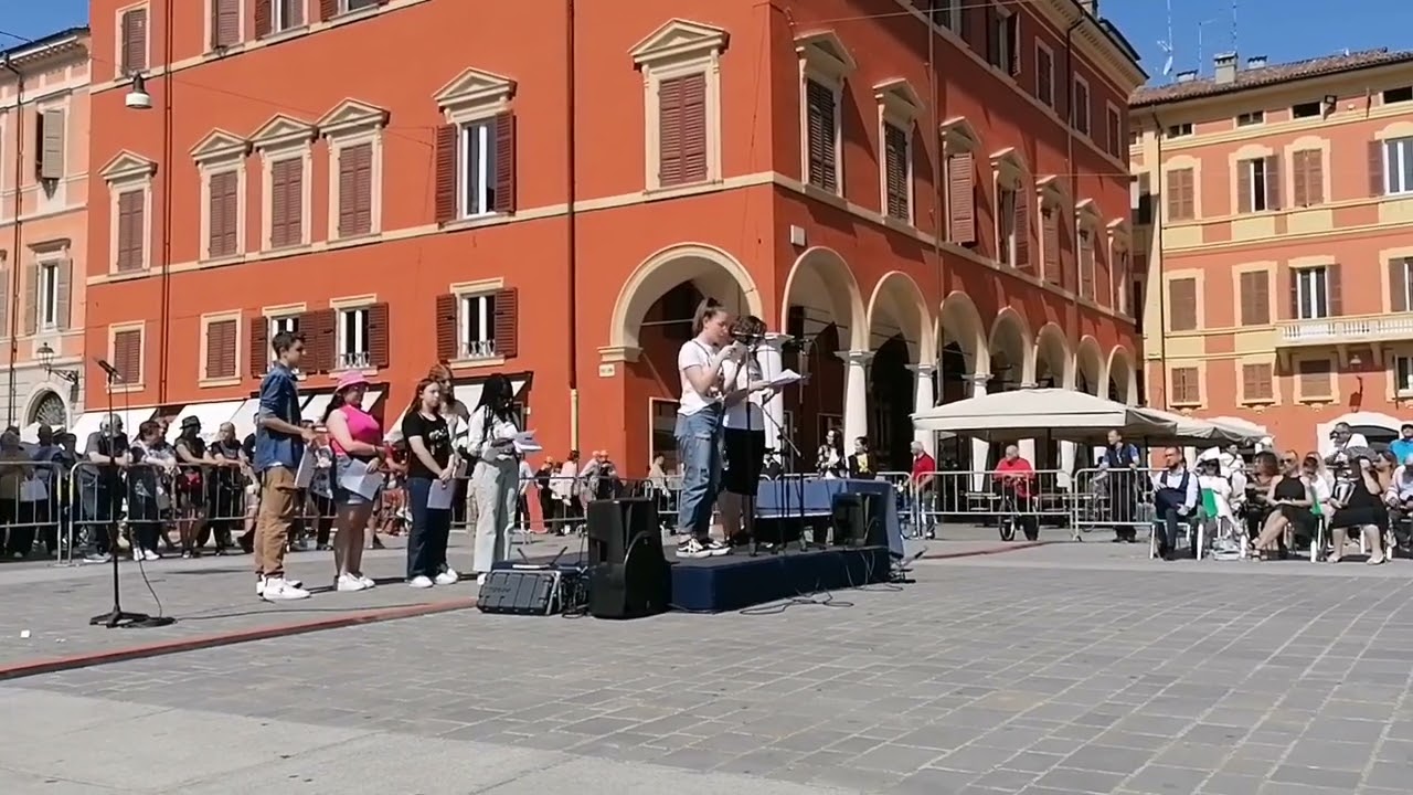 2 giugno, l'importanza del voto al partito comunista. La nota stonata fatta suonare alla studentessa