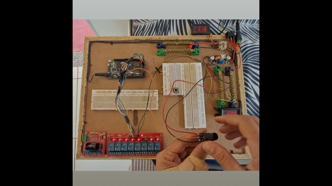 Testando m&oacute;dulo de  reles com arduino... usando potenci&ocirc;metro para controle.  estudos.  !!!