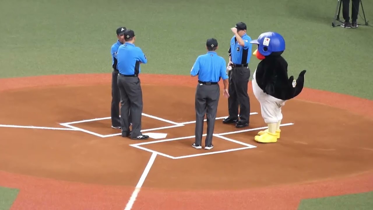 つば九郎 先生　審判団に大歓迎され、輪に加わる　#東京ヤクルトスワローズ