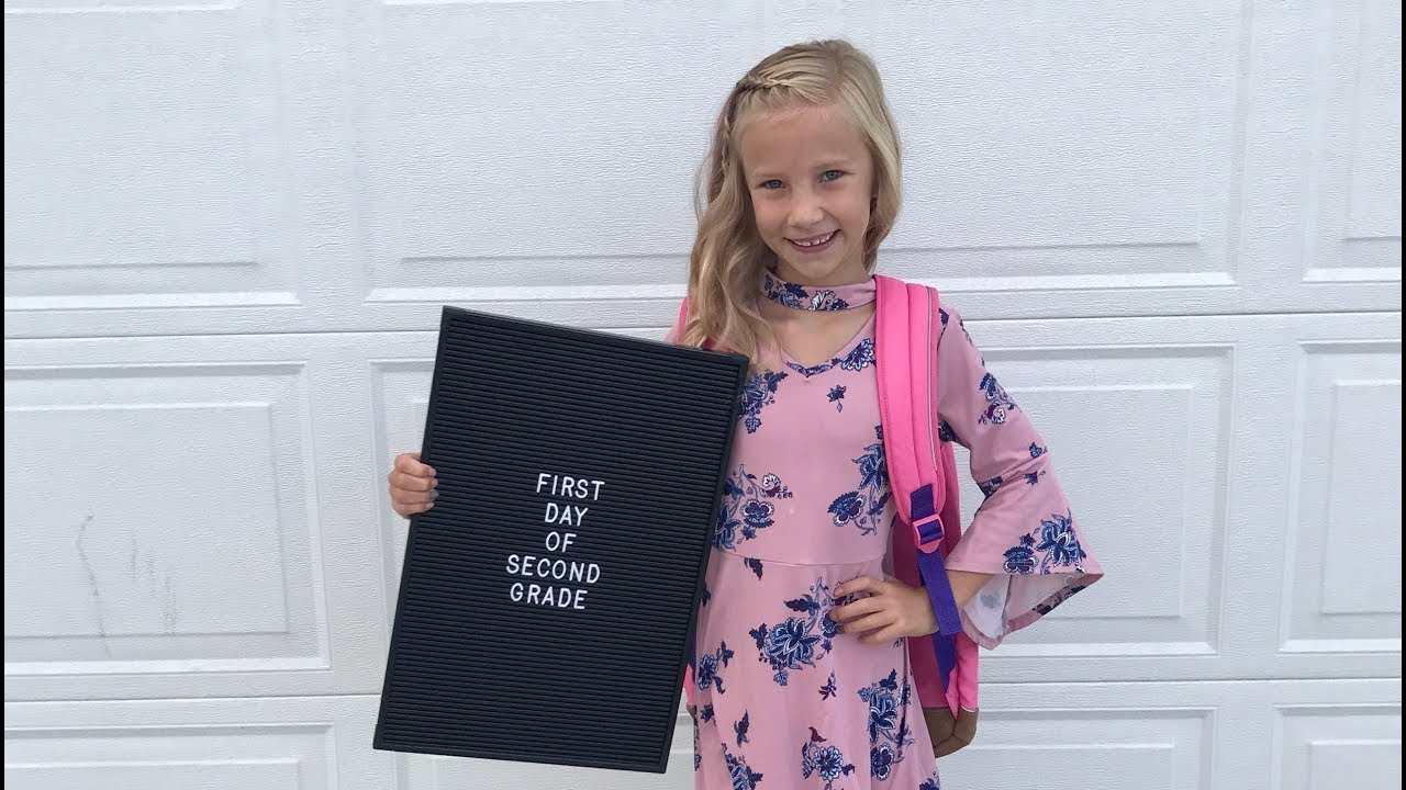 Mom embarrasses daughter on first day of school! 😱