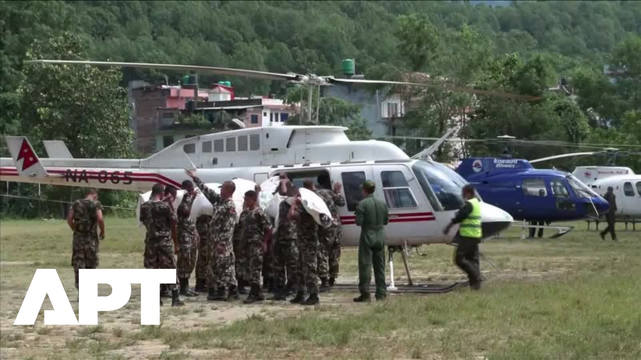 Кризис из-за наводнения в Непале: армия грузит помощь, вертолеты готовятся к вылету в отрезанные ...
