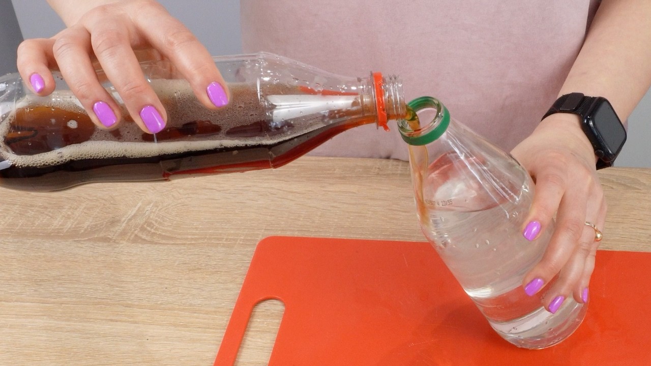 Mische Cola mit Essig. Erhält erstaunliche Eigenschaften