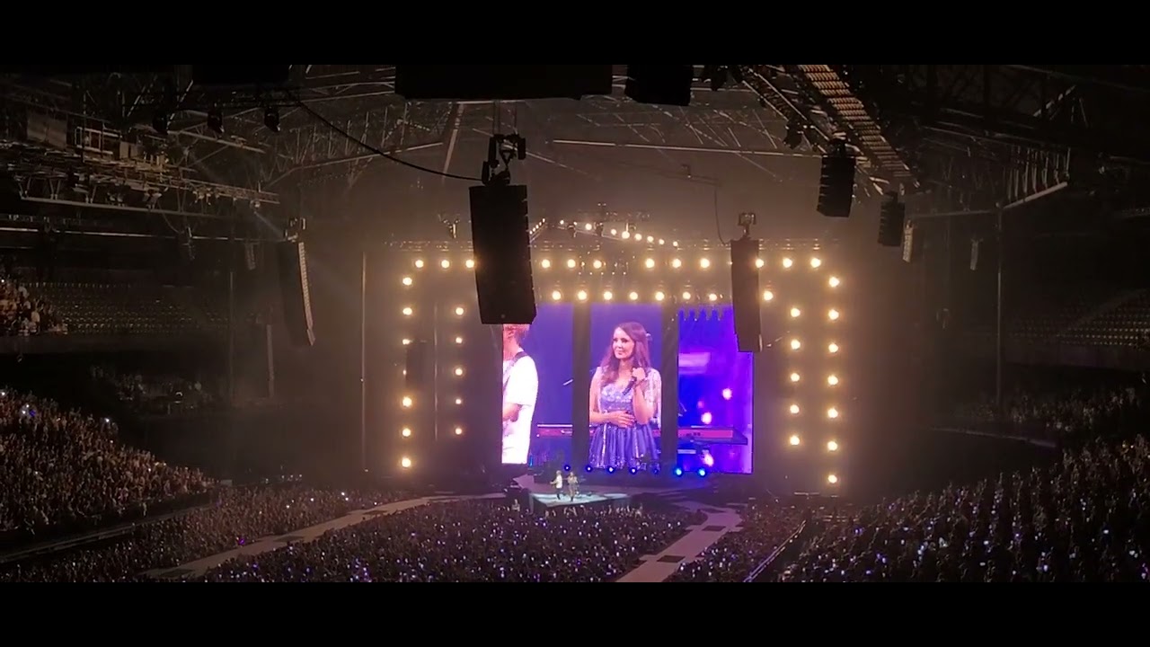 Linda Mertens  Milk Inc - Whisper  Live at Sportpaleis bij The Return