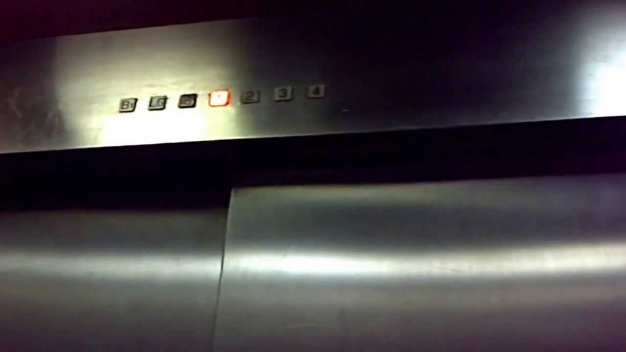 Ratu Plaza, Jakarta: Old Hitachi Traction Freight Elevators