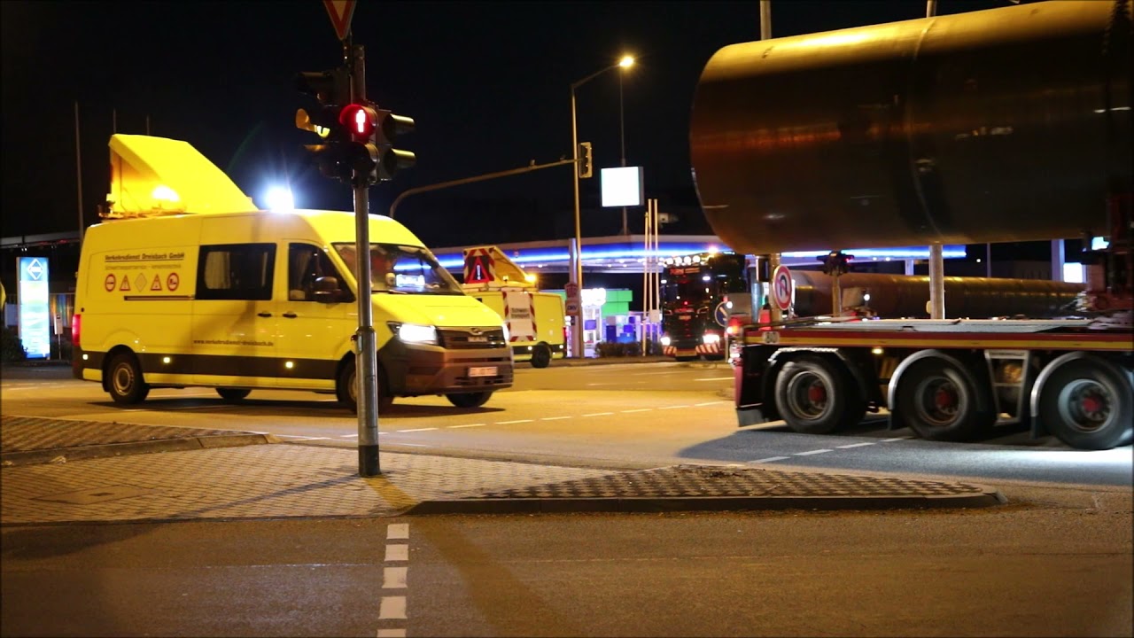 Spezialisten am Werk - Zwei Schwertransporter auf dem Weg vom Siegerland (nrw) nach Frankreich.