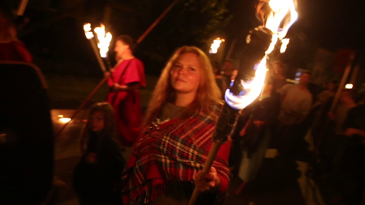 Nowa Słupia. Dymarki Świętokrzyskie. Przemarsz z pochodniami (16.08.2019)