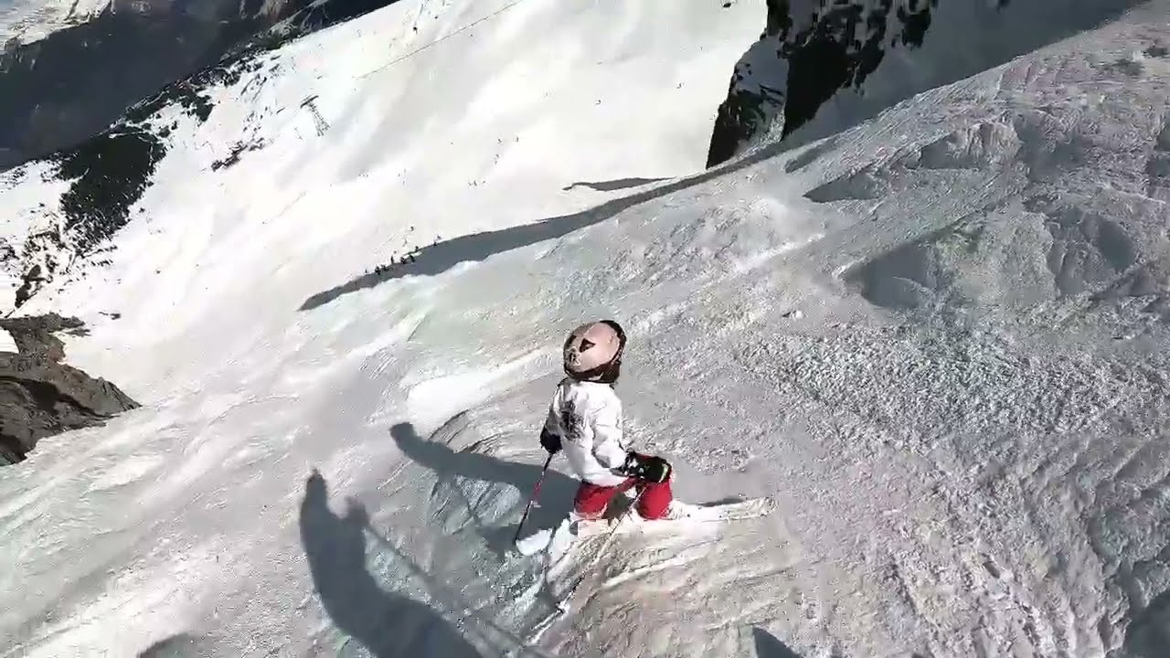 4 years old girl in Grand Couloir Courchevel steepest ski slope in Europe  #ski #accident