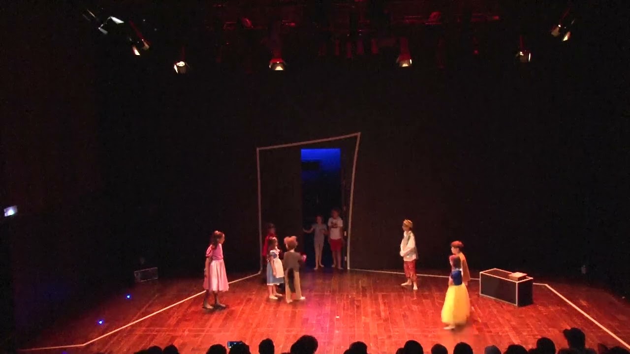 Rebel·lió al món dels contes. Teatre infants 1.
