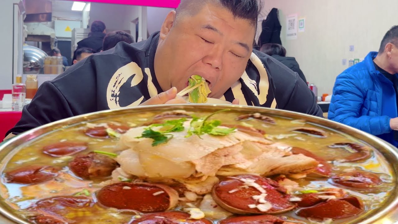 临近过年年味拉满！猴哥上线品尝地道东北菜，满满一大锅杀猪菜越吃越香，味道真的太上头！【胖猴仔】