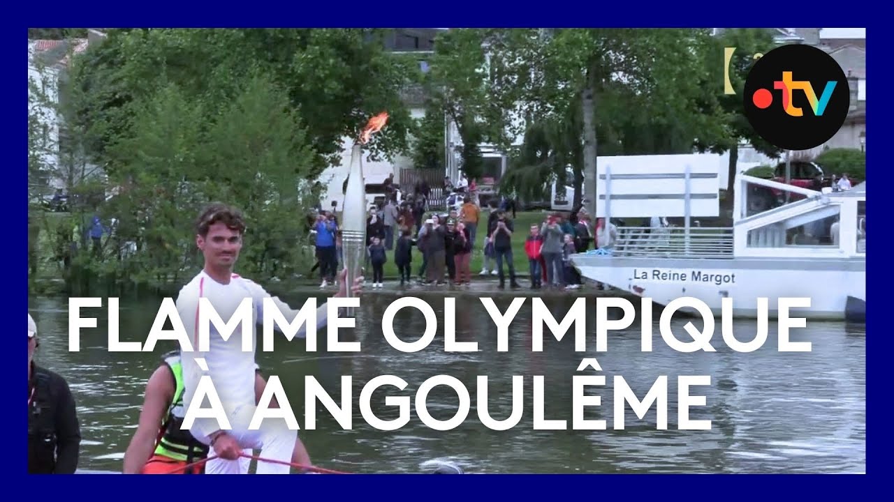 La flamme olympique sur la Charente à Angoulême