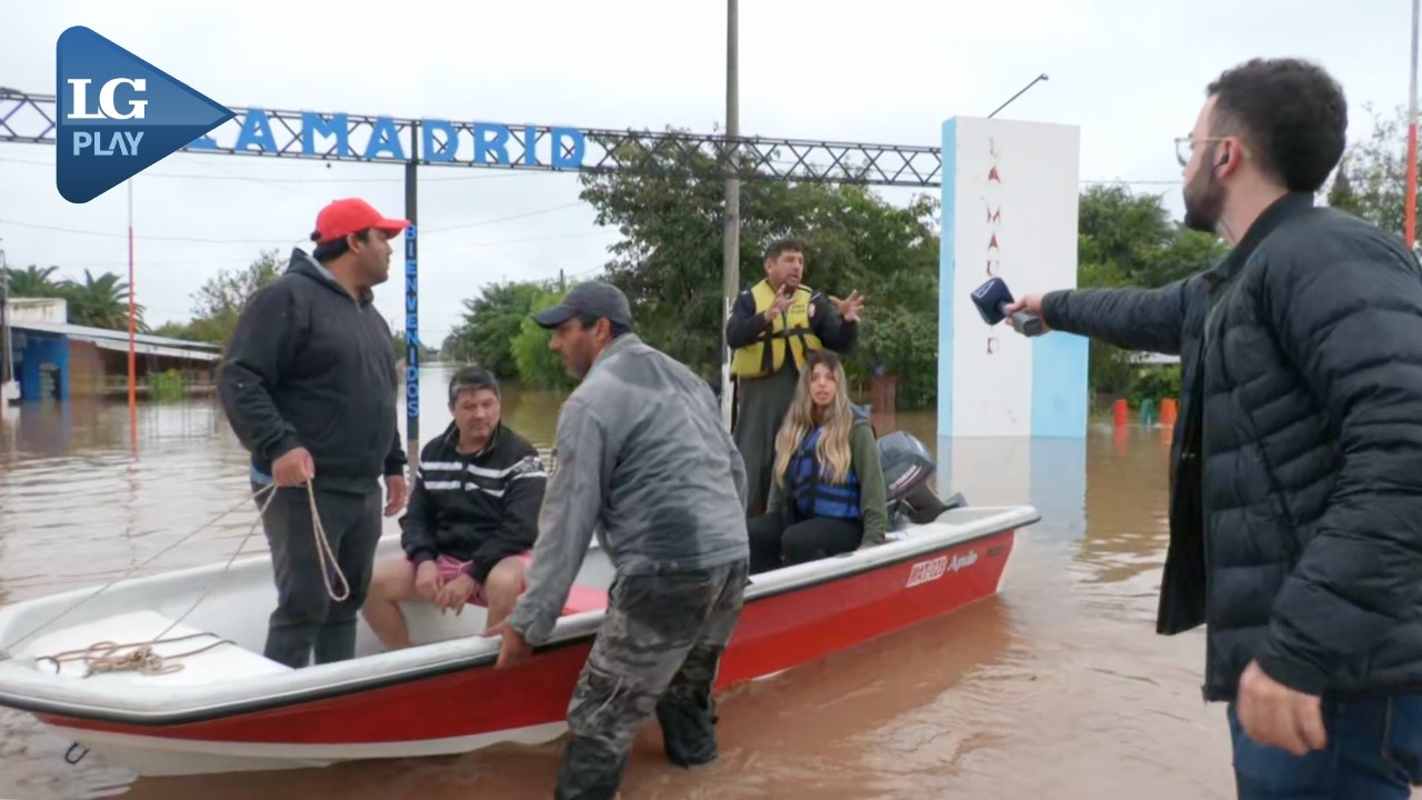 Rescatan a vecinos de La Madrid en lanchas y canoas