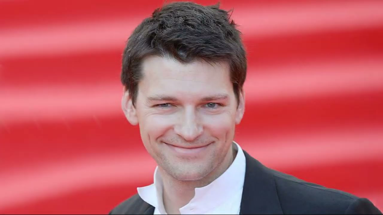 ДАНИИЛ СТРАХОВ - ЕГО ЖЕНУ СЧИТАЮТ ГАДКИМ УТЁНКОМ - А ЭТА ПАРА 22 ГОДА ВМЕСТЕ ВСЕМ НА ЗЛО