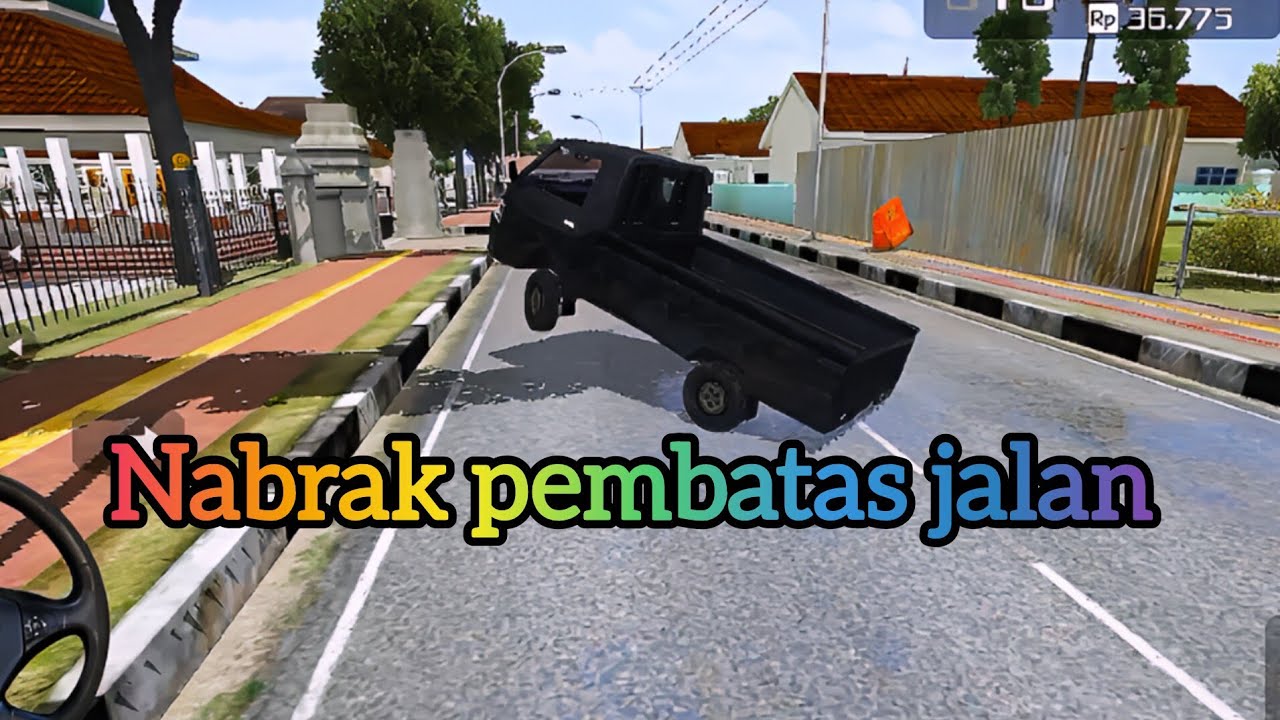 Mobil L300 ugal-ugalan nabrak pembatas jalan 