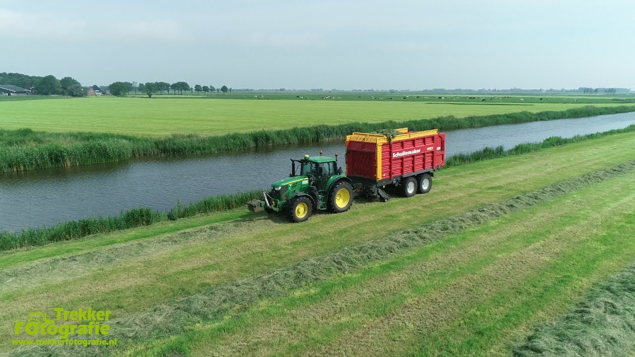 Tweede snede gras oprapen door loonbedrijf de Haan