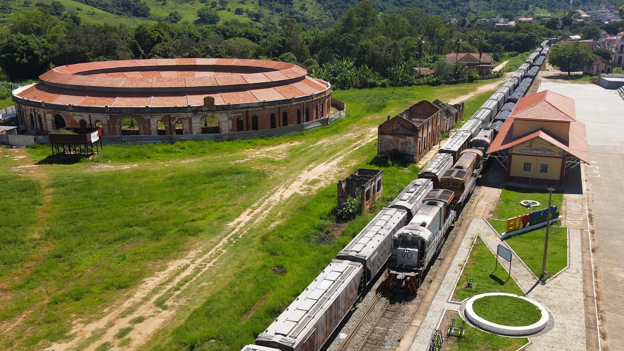Momento único Trem carregado cruza Ribeirão Vermelho em imagens aéreas de tirar o fôlego