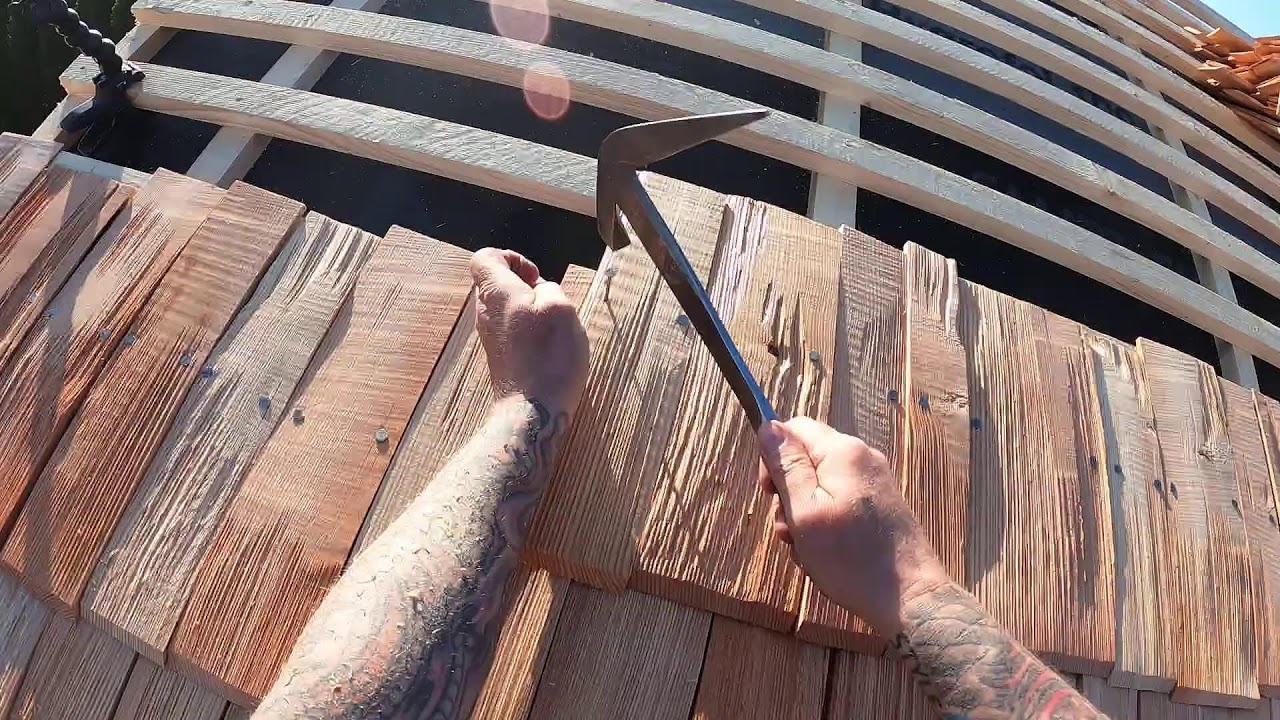 Holzschindeln aus Lärche decken - Lehrlingsbaustelle