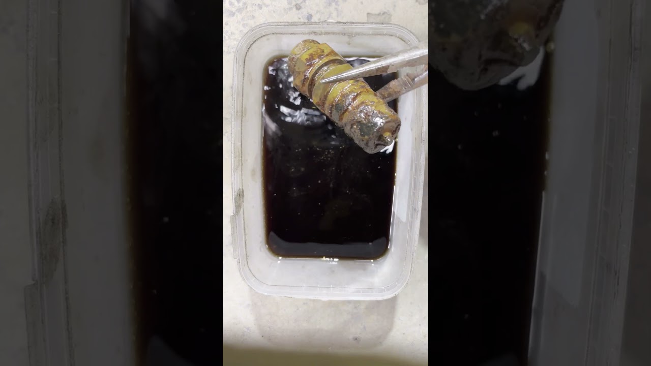 Czy cola jest dobrym odrdzewiaczem? #cola #shorts #eksperyment #nauka