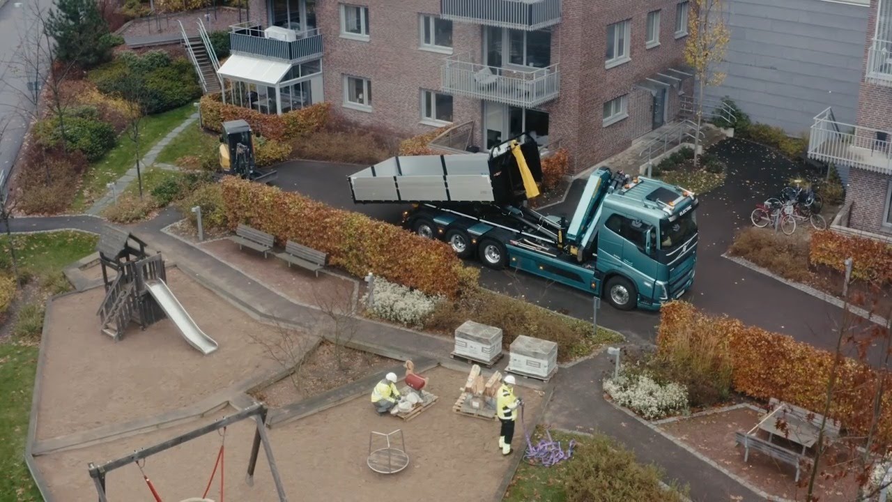 The Volvo FH Electric -  hooklift and crane