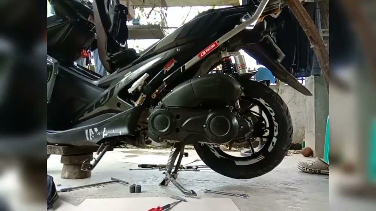 (very easy)rubber bushing engine support replacement yamaha aerox