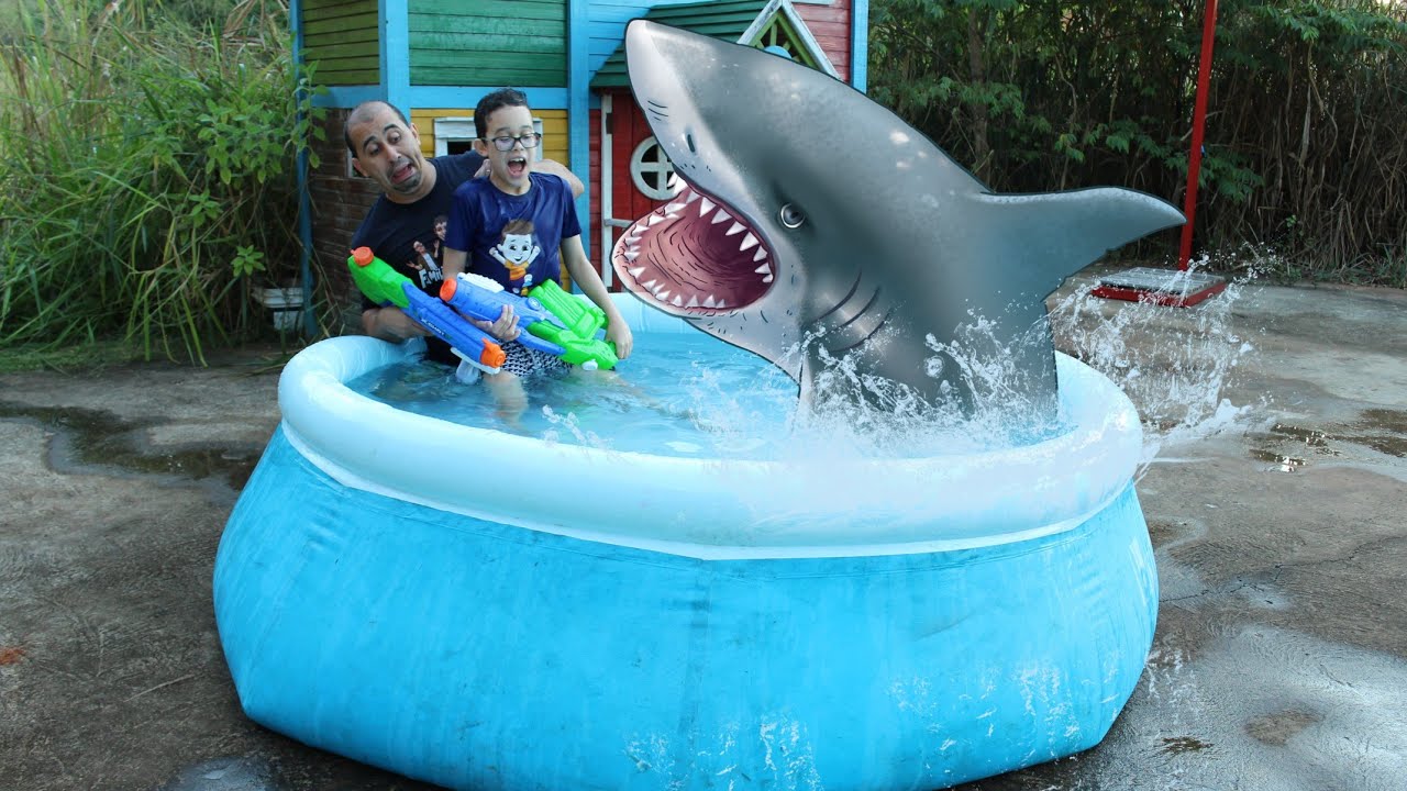 LUCAS E PAPAI BRINCAM DE NADAR
