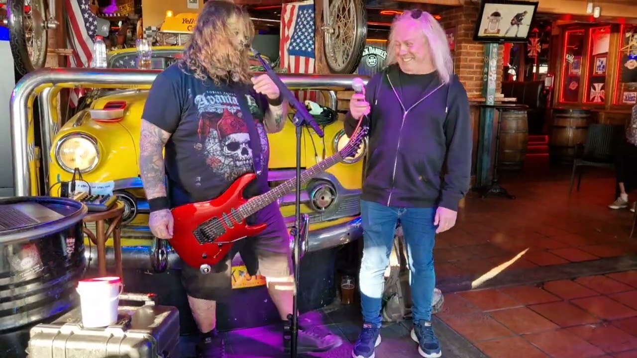 Jonny Hellraizer with The Roving Rocker singing Billy Idol in HEARTBREAK Benidorm 11 februari 2025