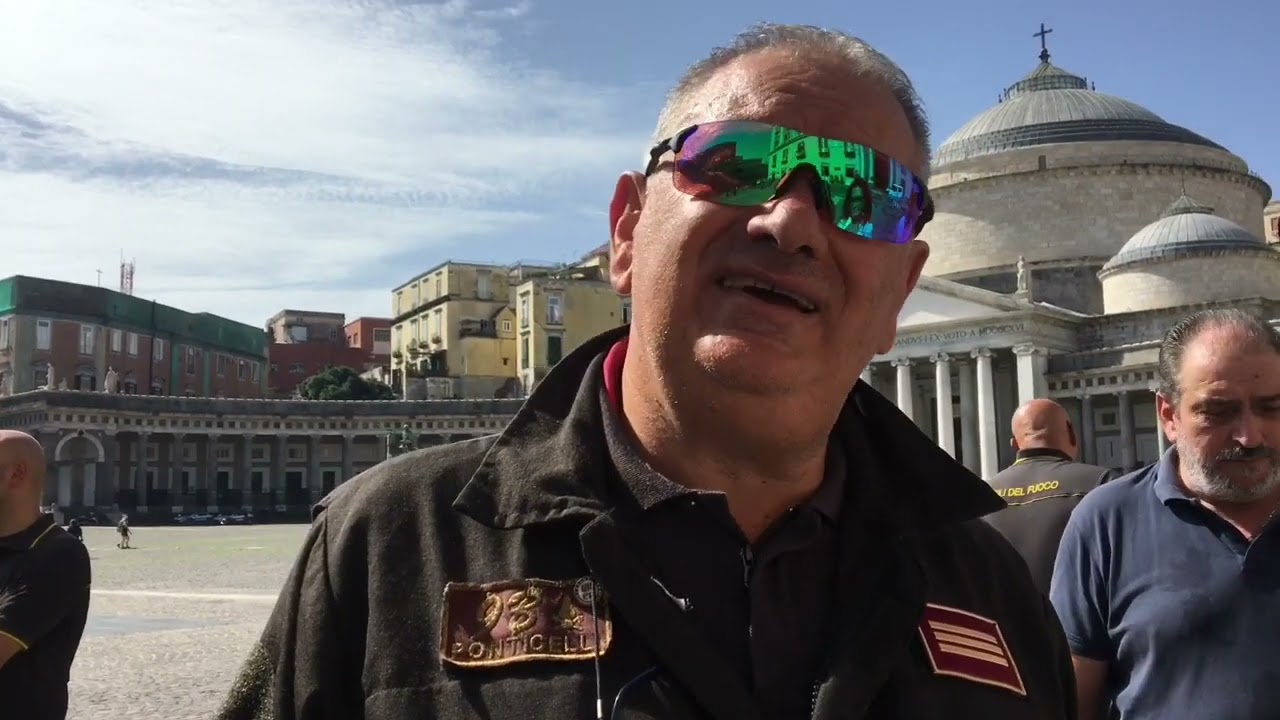Napoli, la protesta dei vigili del fuoco