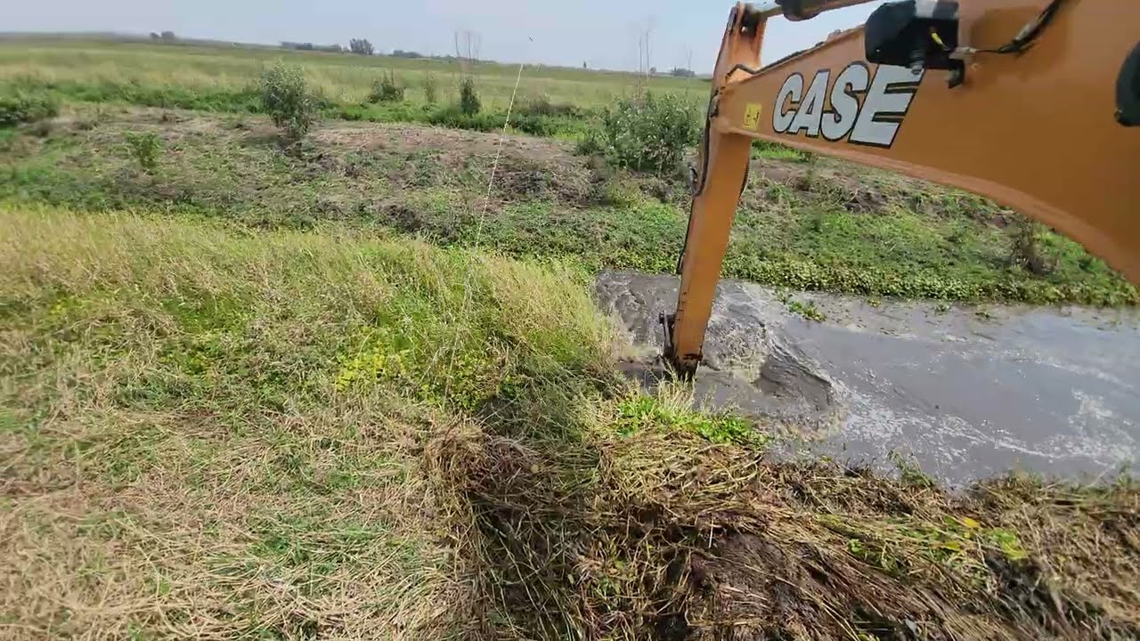 FAZ TEMPO QUE NÃO FOI LIMPADA🍃 valeta muito suja, Escavadeira hidráulica, 3 