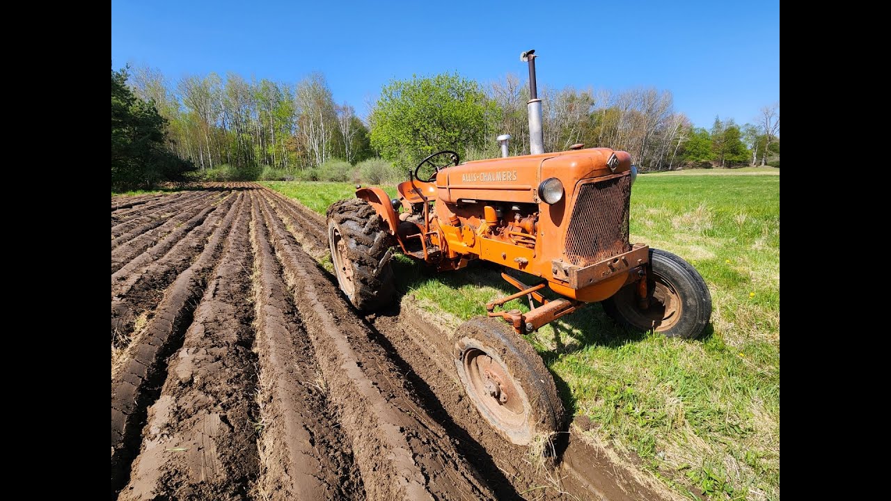 Вспашка сельскохозяйственной земли с помощью трактора Allis Chalmers.