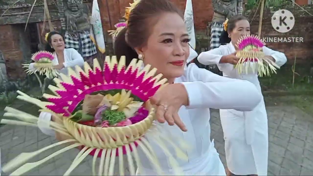 Tutorial Tari Pemendak Tunjung Pancawarna Cipt. Dayu Diastini (Lokasi Jabe Jro Tegal Tamu Batubulan)