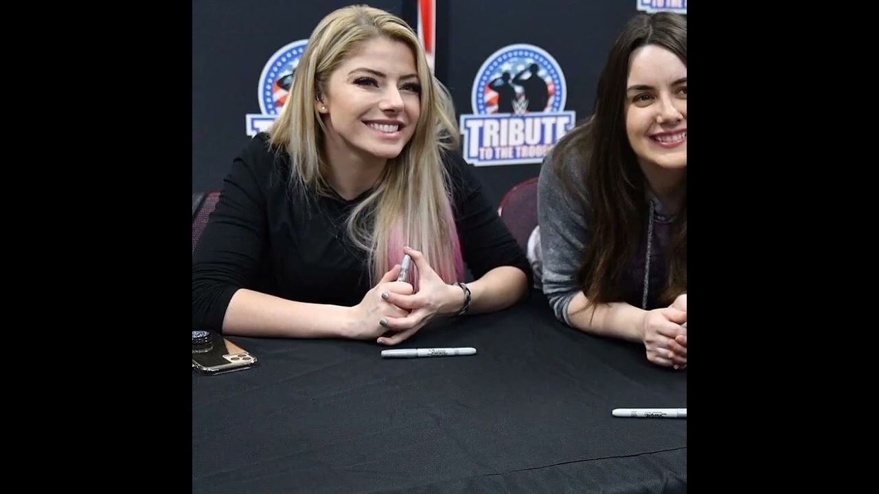 Alexa Bliss 🌹 (MV)cradles