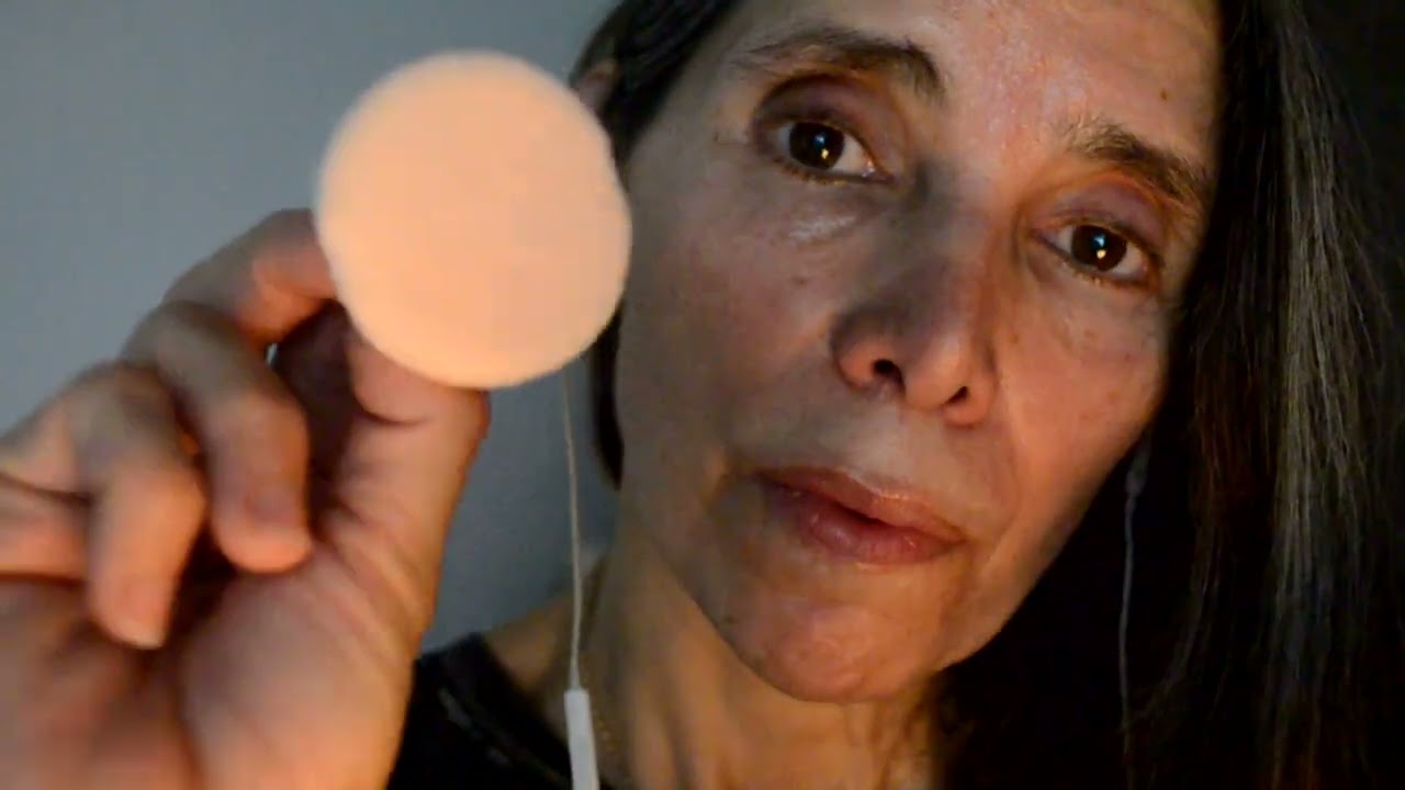 ASMR TE MAQUILLO - HABLO MUY SUAVE PARA QUE DUERMAS