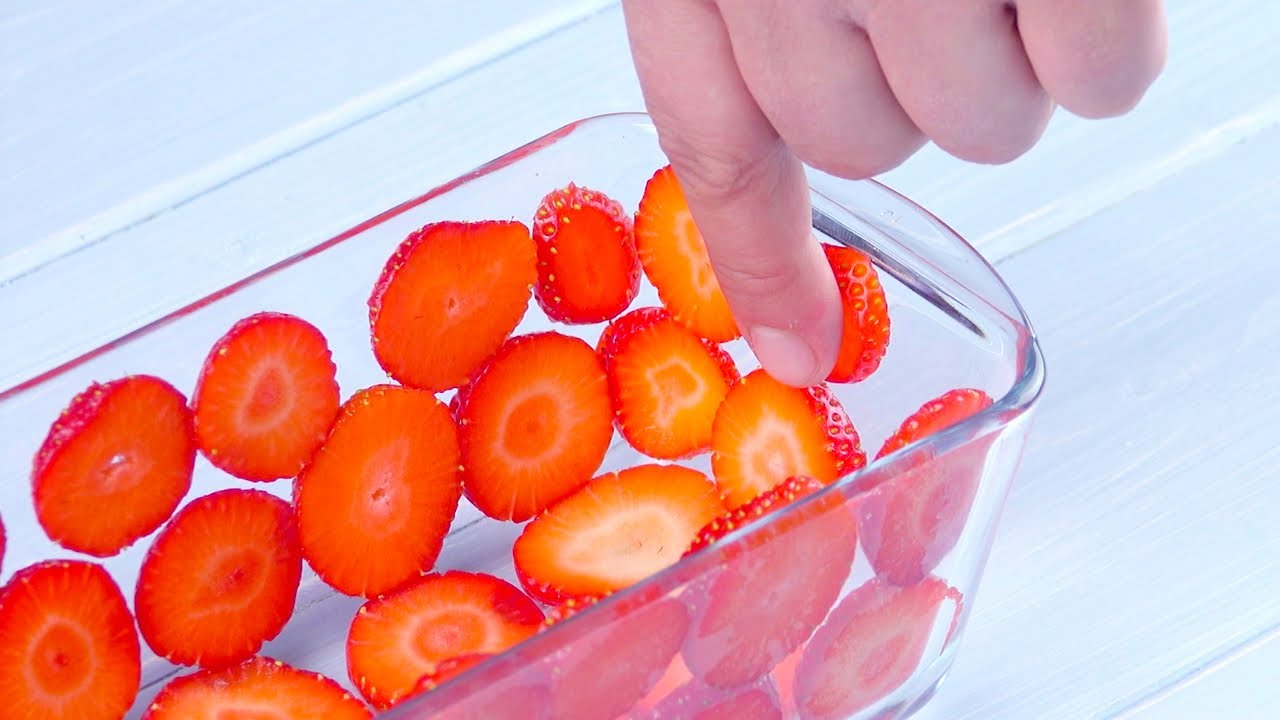 Coat A Glass Dish With Strawberry Slices For The Perfect Summer Dessert