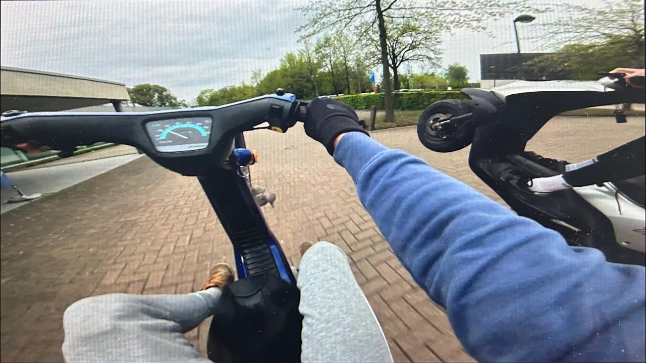 opgevoerde brommers, politie en wheelies!!! (Honda Wallaroo, Piaggio zip) II Wallarides#017 II