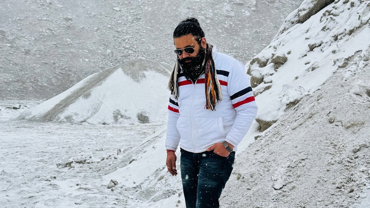 Finally Snowfall❄️ milgai Manali ma|| Near Shinkula pass||Agra to Manali ||@travelwithvickyhimanshi 