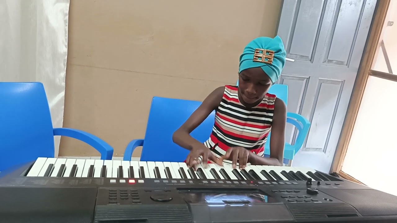 La chantre louange au piano ( Les deux petites chantres de l'Eternel. )