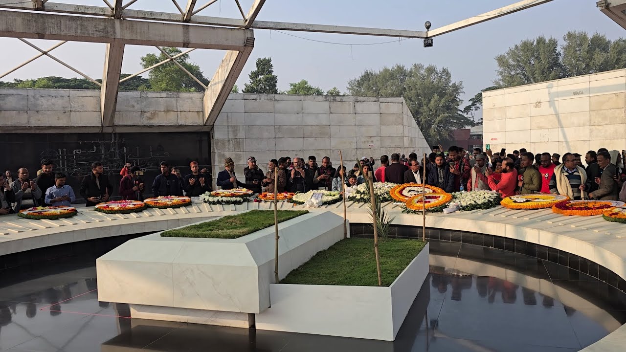 জননেত্রী বেগম খালেদা জিয়ার সমাধি দেখার জন্য সারাদেশ থেকে মানুষ ছুটে আসছে 