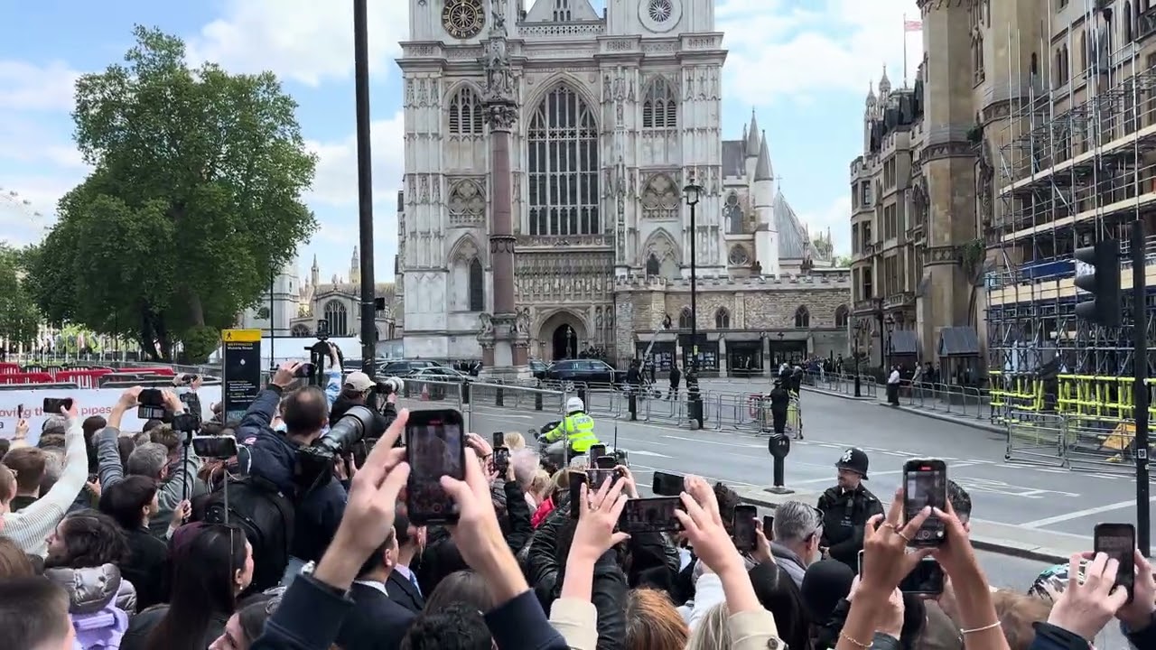 Crowds Go Crazy: Church Bells STOP as The King arrives at Westminster Abbey