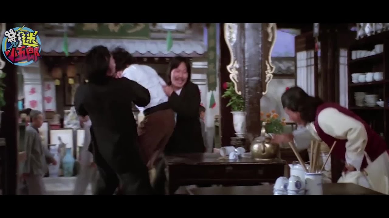 小伙偷学厨师炒菜动作，自创神功炒菜拳，轻松吊打嚣张恶霸，港片 #电影 #电影解说 #影视 #影视解说 #剧情