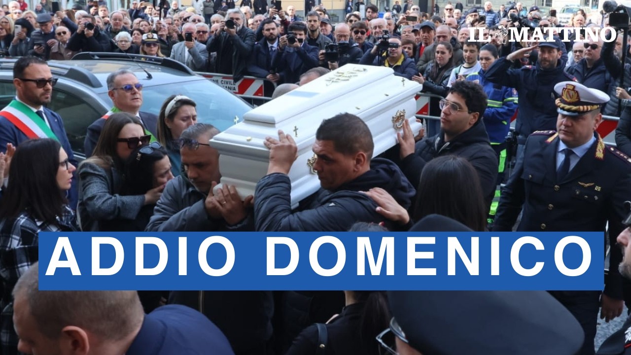 Funerali Domenico Caliendo, oggi è il giorno del dolore: la piccola bara bianca portata dal papà