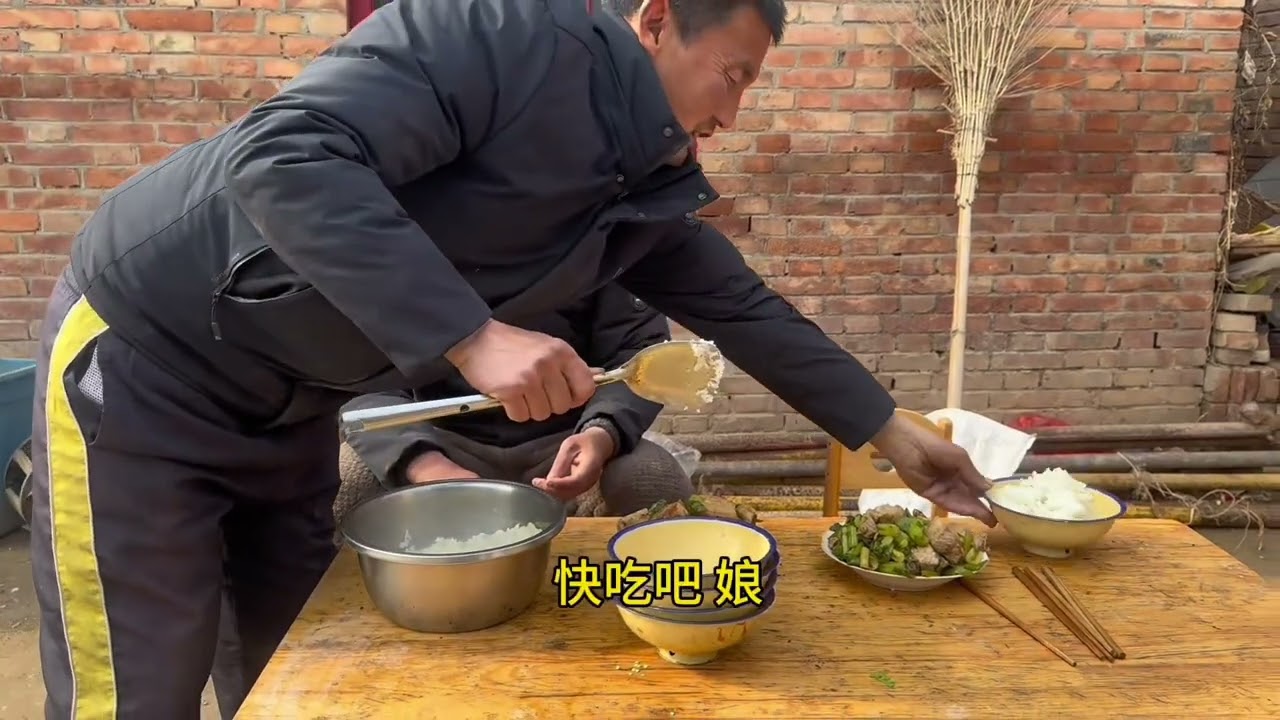 励志老式蒸米方法效果还不错，峰确实不喜欢吃米，中午就吃了一大碗。#我的乡村生活 #乡村守护人